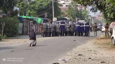 Freira trava investida da polícia sobre manifestantes em Myanmar - TVI