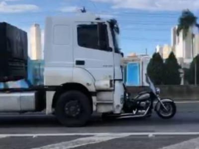 Camionista arrasta mota durante 32 quilómetros na autoestrada - TVI