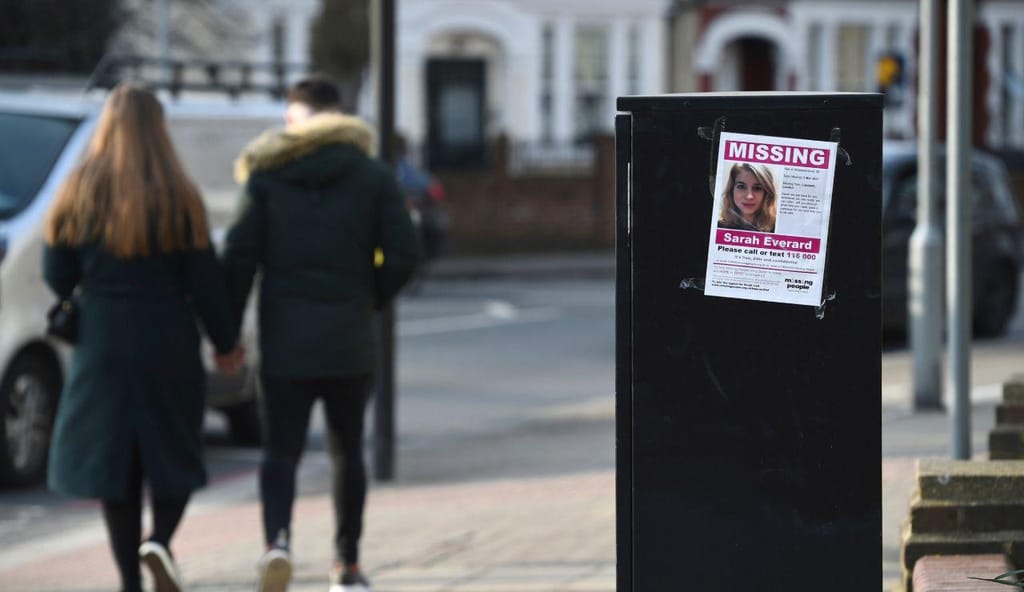Larga operação policial realiza buscas por mulher desaparecida no Reino Unido