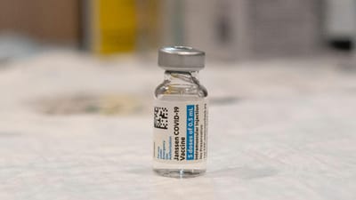 Covid-19: reguladores dos EUA pedem suspensão da vacina da Johnson após casos de coágulos - TVI