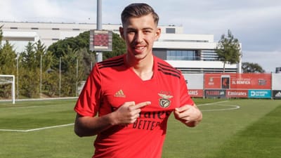 Benfica renovou com o central suíço Adrian Bajrami - TVI