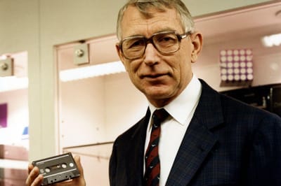 Morreu Lou Ottens, inventor da cassette áudio (K7) - TVI