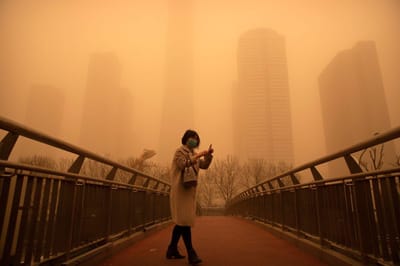 Tempestade de areia envolve Pequim em espesso manto de poluição - TVI
