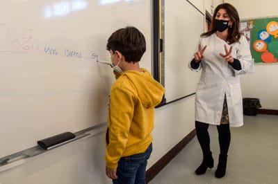 Chega, IL e BE pedem fim de utilização de máscaras na escola - TVI