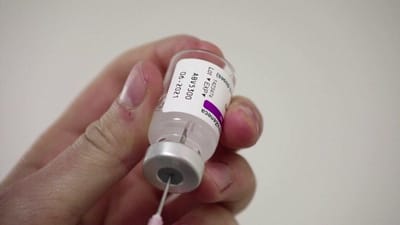 Vacina da AstraZeneca é segura e eficaz, diz Agência Europeia do Medicamento - TVI