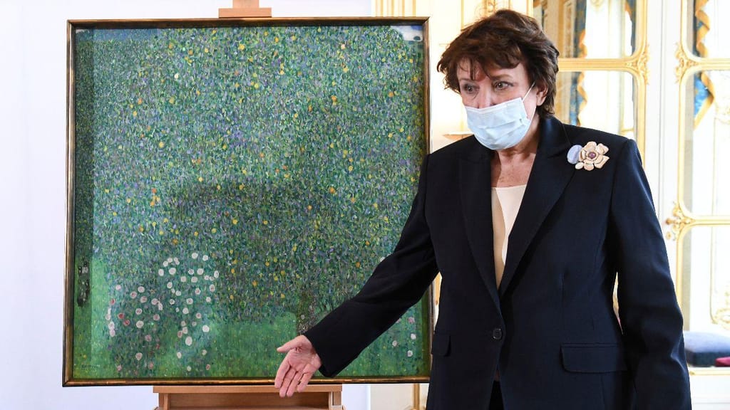 Ministra da Cultura francesa, Roselyne Bachelot-Narquin, com quadro de Klimt