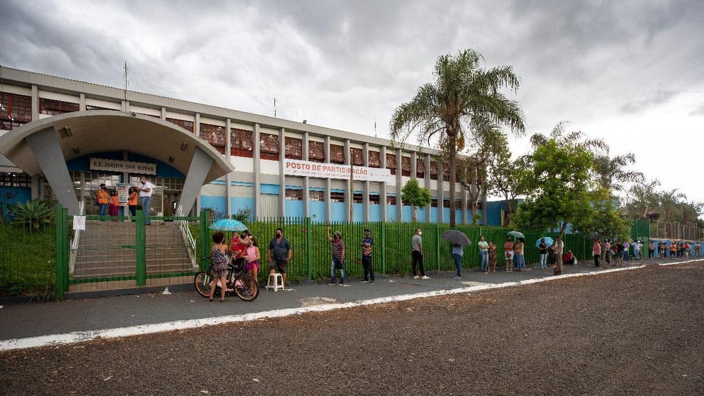 Centro de vacinação numa escola no interior do estado de São Paulo, Brasil