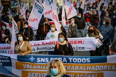 Mais de 100 sindicalistas da Frente Comum exigem ao Governo aumentos salariais - TVI
