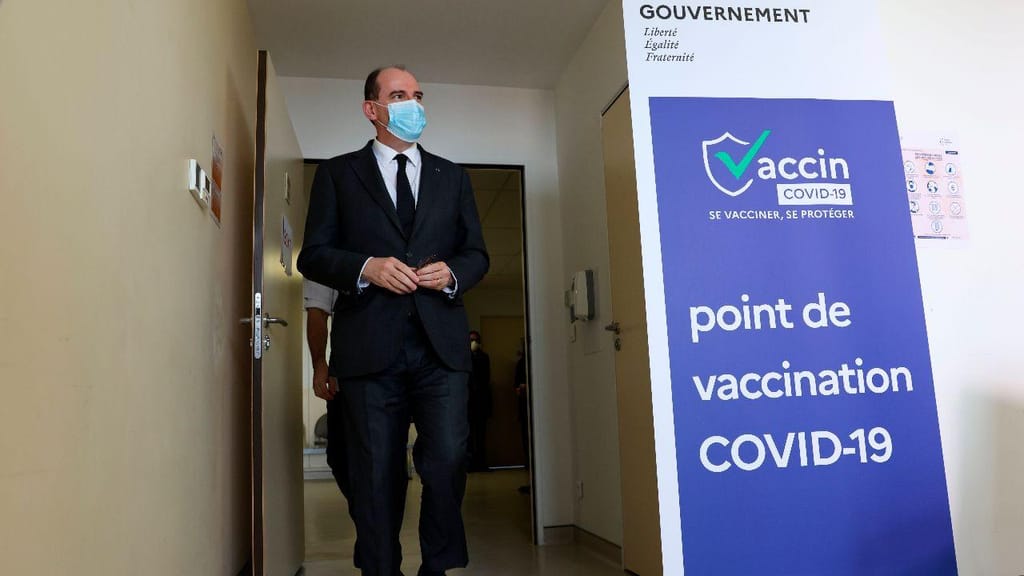 Jean Castex recebe vacina da AstraZeneca