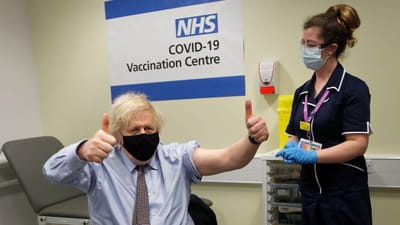 Covid-19: primeiros-ministros de Reino Unido e França vacinados com AstraZeneca - TVI