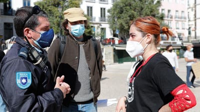 Cerca de 100 manifestantes protestam em Lisboa contra "pandemia" de racismo - TVI