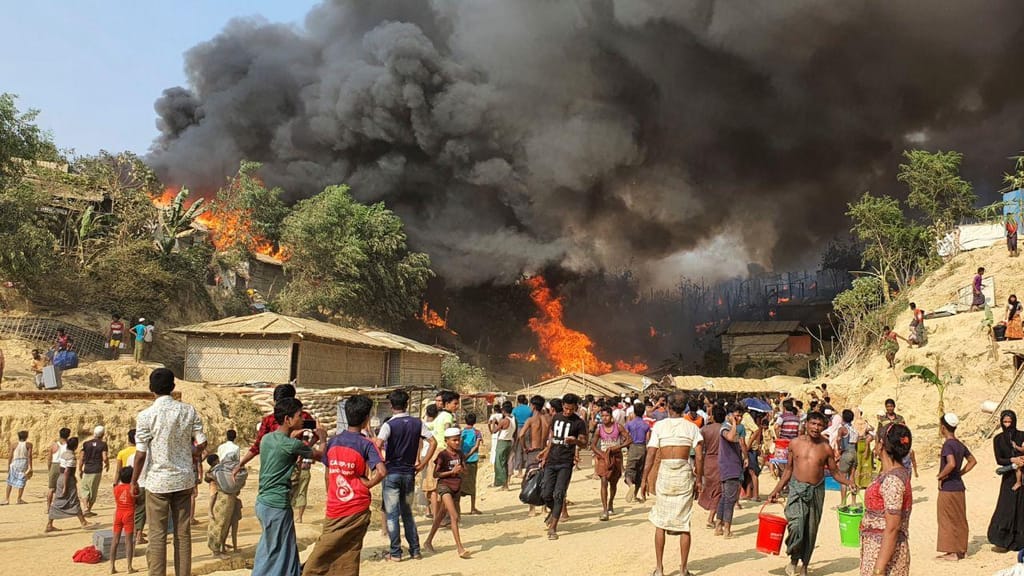 Incêndio em campo de refugiados 'rohingya' no Bangladesh