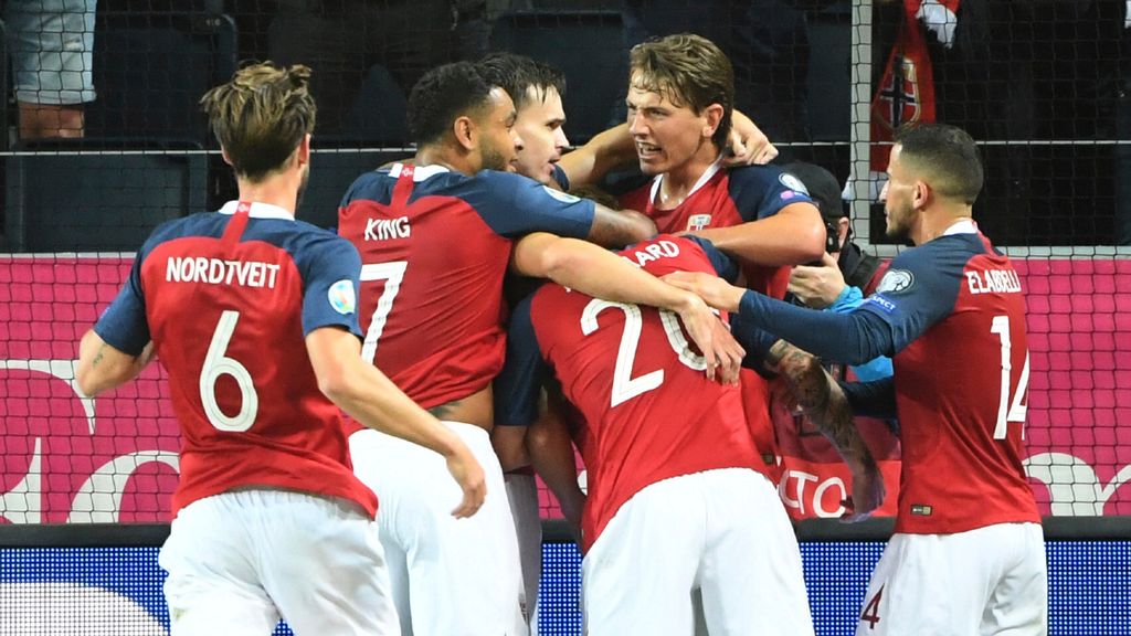 Seleção da Noruega no apuramento para o Europeu, num jogo contra a Suécia, em 2019 (Fredrik Sandberg/AP)