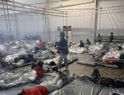 Reveladas imagens de crianças migrantes a dormir no chão de um centro de detenção lotado no Texas - TVI