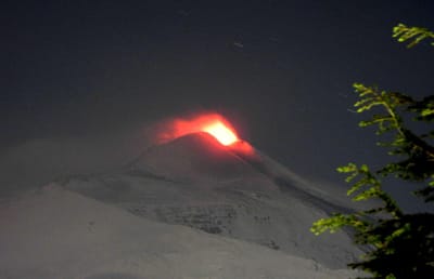 Vulcão Etna produz nuvem de seis quilómetros e obriga a cancelamento de voos - TVI