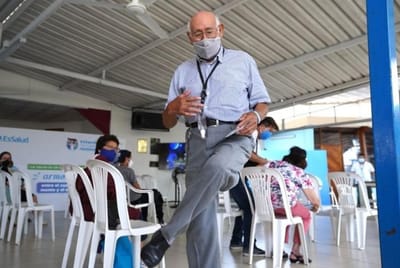 Idoso de 85 anos dança de alegria depois de receber vacina: "Quero divertir-me" - TVI