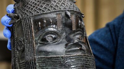 Escócia vai devolver à Nigéria escultura de bronze saqueada por britânicos - TVI