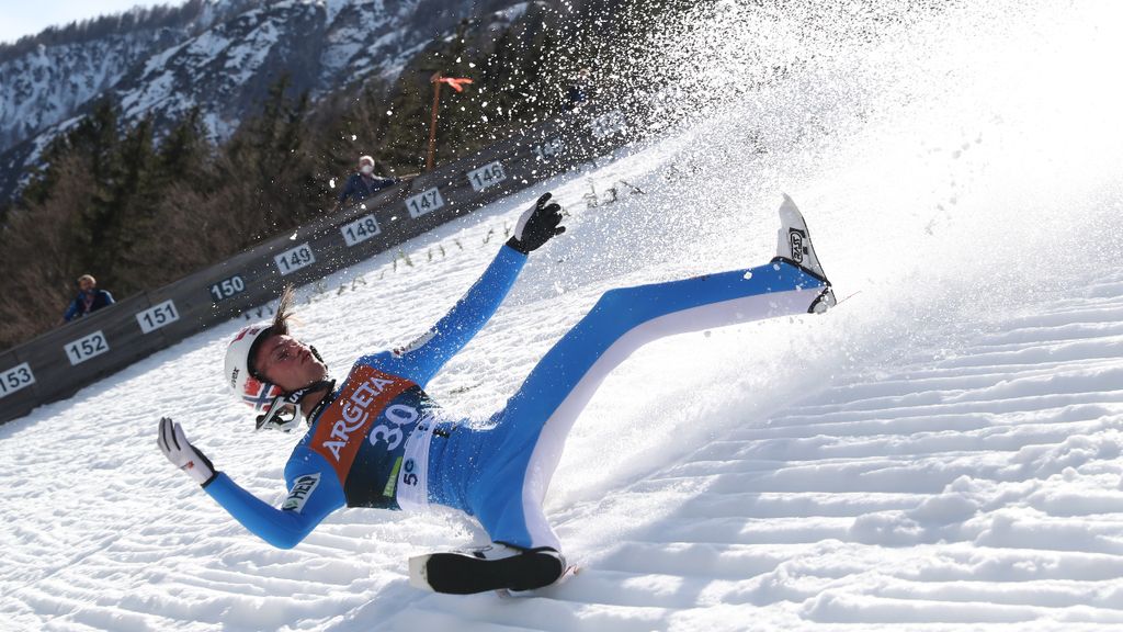 Queda de Daniel-André Tande em etapa da Taça do Mundo de salto com esqui (Grzegorz Momot/EPA)