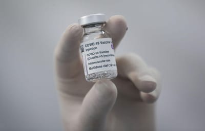 Irlanda suspende vacina da AstraZeneca até decidir a quem a vai dar - TVI