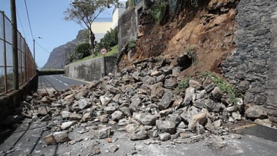 Mau Tempo: Funchal com cinco estradas encerradas e semáforos danificados - TVI