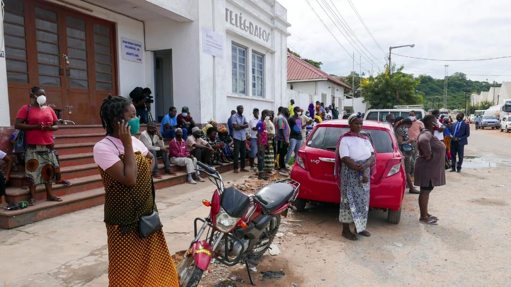 População de Pemba junta-se no porto à chegada dos deslocados