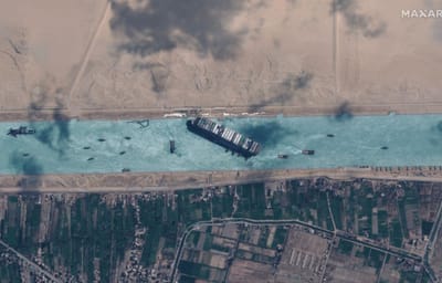 Todos os navios que estavam em espera no Canal do Suez já fizeram travessia - TVI
