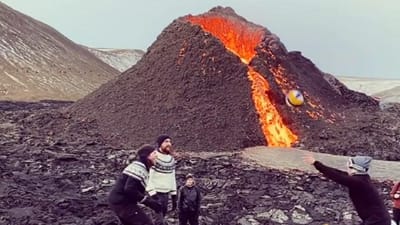 VÍDEO: grupo joga vólei ao lado de vulcão em erupção - TVI