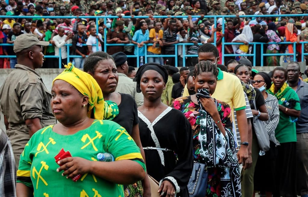 Estádio cheio para o funeral do presidente da Tanzânia