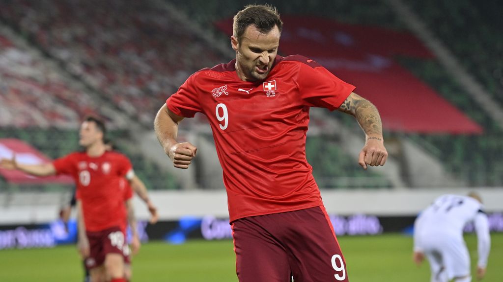 Haris Seferovic marcou o golo que ditou a vitória da Suíça frente à Finlândia por 3-2, em jogo particular (Gian Ehrenzeller/EPA)