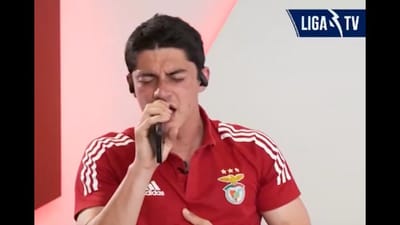 VÍDEO: jogadores do Benfica B candidatam-se a dueto com Jesus - TVI
