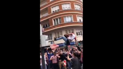 VÍDEO: adepto do Athletic atira-se de semáforo e sofre queda incrível - TVI
