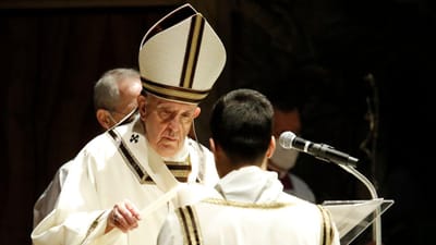 Abusos de menores: Papa pede à Igreja que "reconheça os erros" e peça perdão às vítimas - TVI