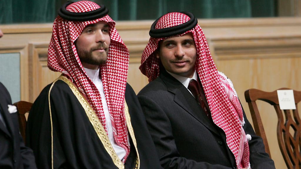 Príncipe Hamza (à esquerda)