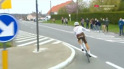VÍDEO: queria oferecer presente, mas acabou expulso do Tour de Flandres - TVI