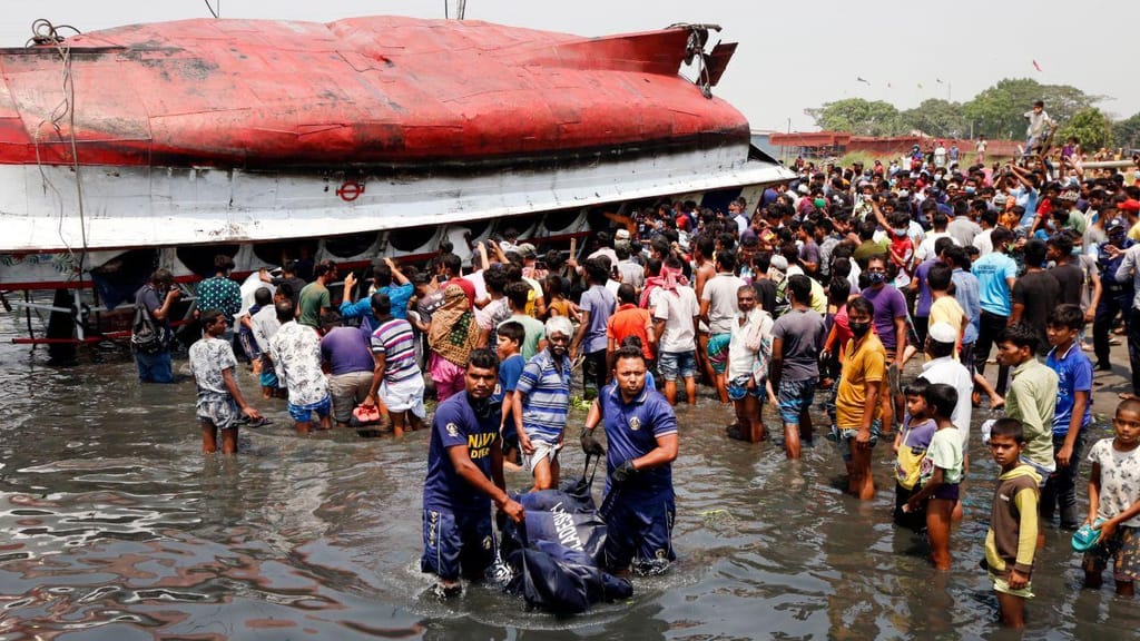 Resgate de vítimas de naufrágio de ferry no Bangladesh