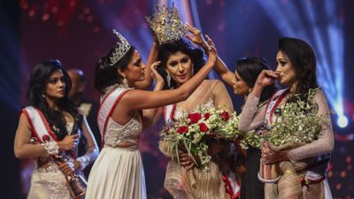 Miss Sri Lanka hospitalizada após lhe ter sido arrancada coroa da cabeça por ser divorciada - TVI