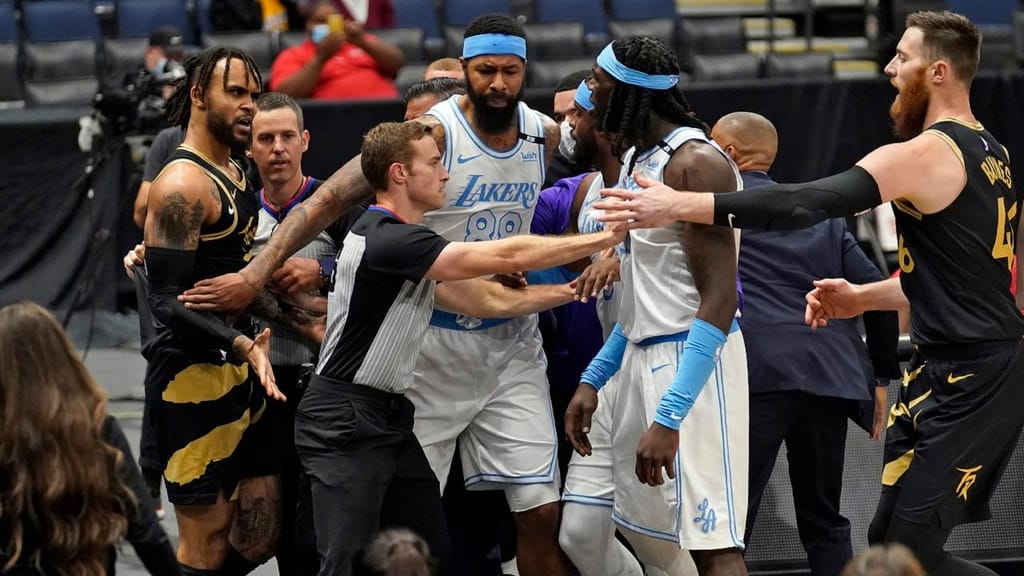 Confusão no jogo dos Lakers com os Raptors (AP Photo/Chris O'Meara)