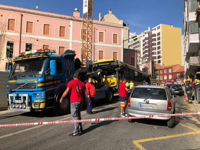 Acidente entre autocarro e três viaturas faz sete feridos em Campolide - TVI