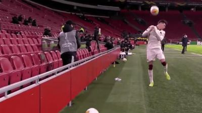 VÍDEO: apanha-bolas atira bola contra jogador da Roma - TVI