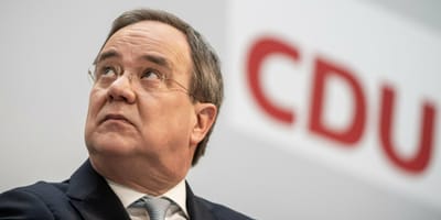 Candidato conservador alemão “encostado às cordas” na corrida a chanceler - TVI