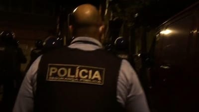 Polícia recebida com pedras e garrafas na Cova da Moura - TVI