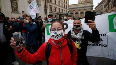 Covid-19: centenas de pessoas protestam contra confinamento em Itália - TVI
