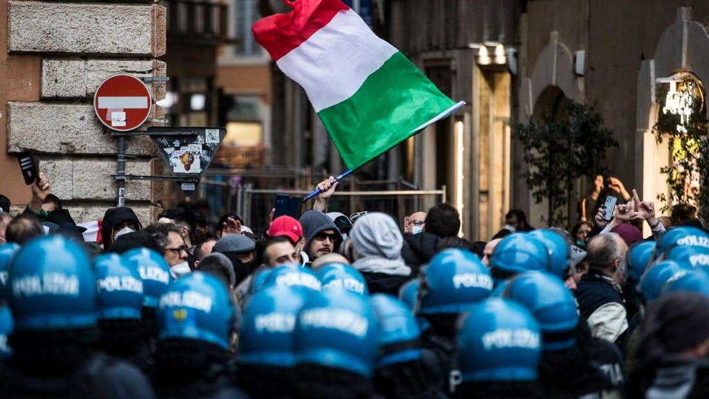 Roma: confrontos com a polícia em manifestação contra o confinamento