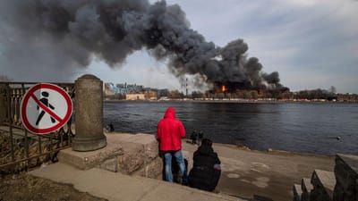 Incêndio de grandes dimensões devasta uma das fábricas mais antigas de São Petersburgo - TVI