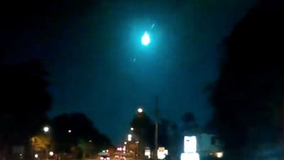 Imagens mostram meteoro a explodir e a iluminar a noite da Florida - TVI
