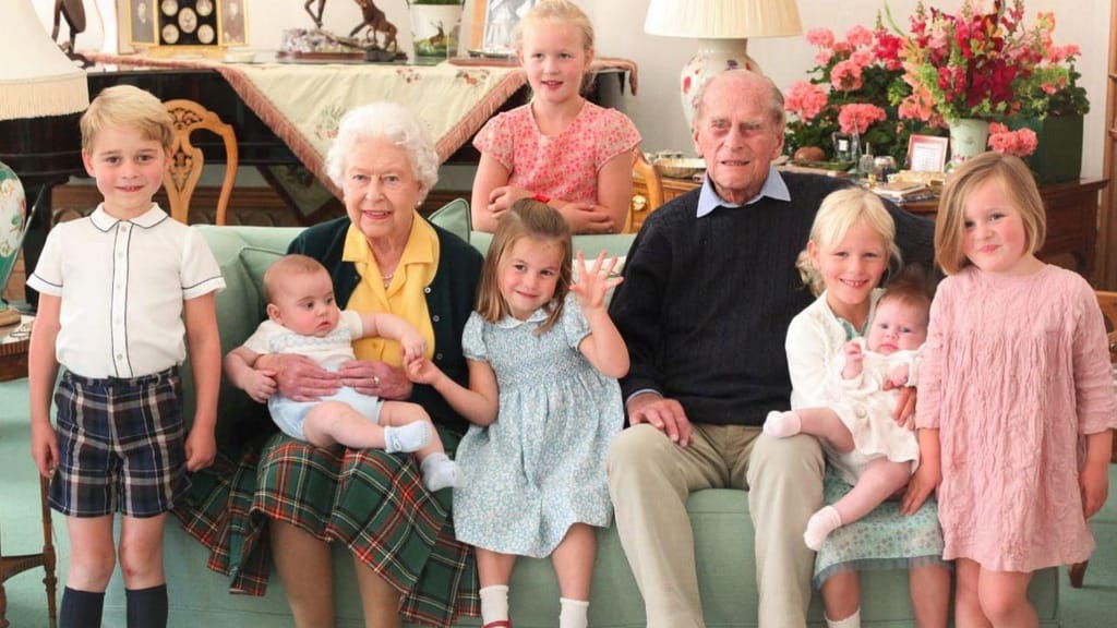 Príncipe Philip, William, Goerge, Rainha Isabel II e Kate Middleton