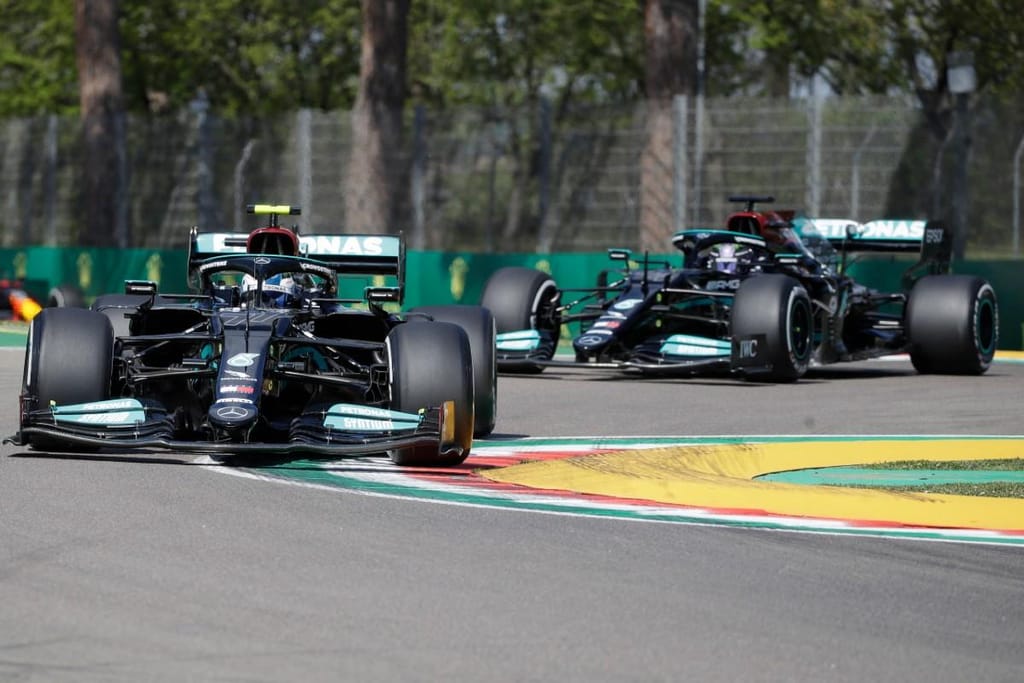 Valtteri Bottas e Lewis Hamilton (Associated Press)