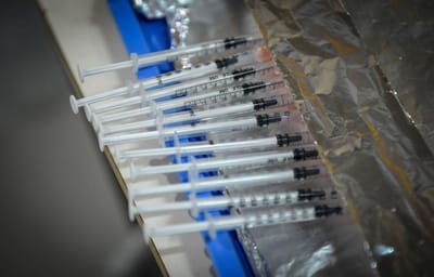 Covid-19: OMS condena "pequeno grupo" de países que açambarca vacinas - TVI