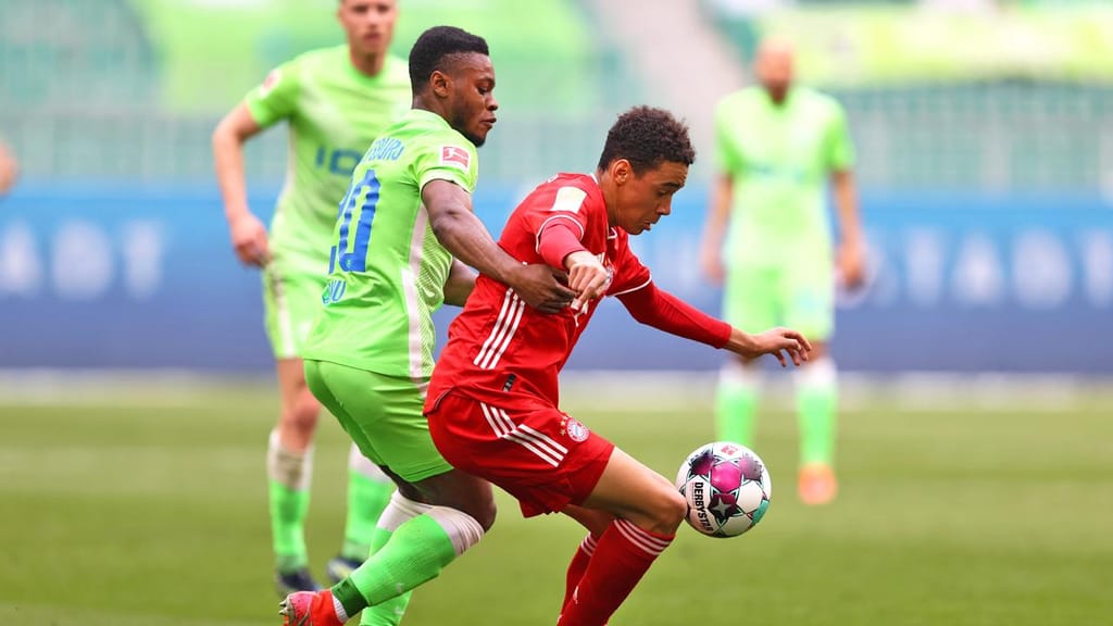 Jamal Musiala e Ridle Baku em duelo no Wolfsburgo-Bayern Munique (Martin Rose/EPA)