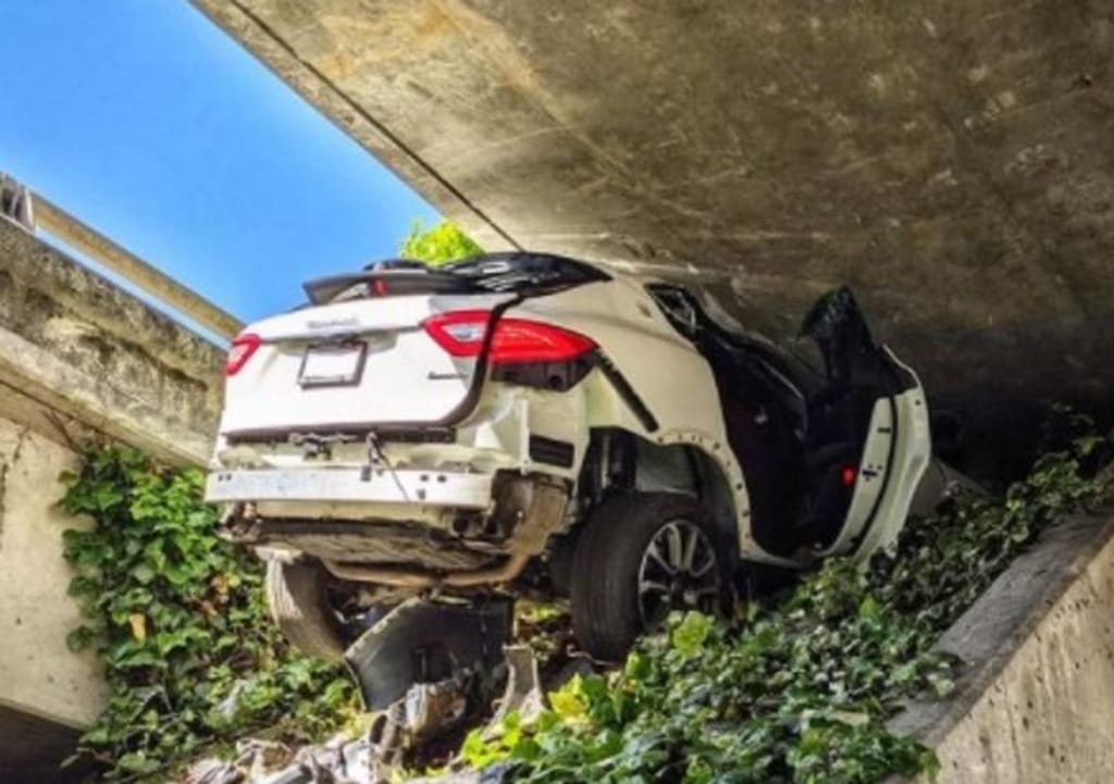 Carro fica encaixado debaixo de viaduto (reprodução Instagram Oakland CHP)
